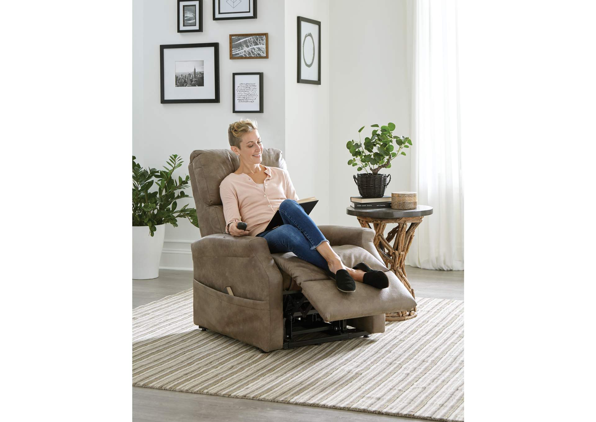 Brett Power Lift Lay Flat Recliner,Jackson Catnapper