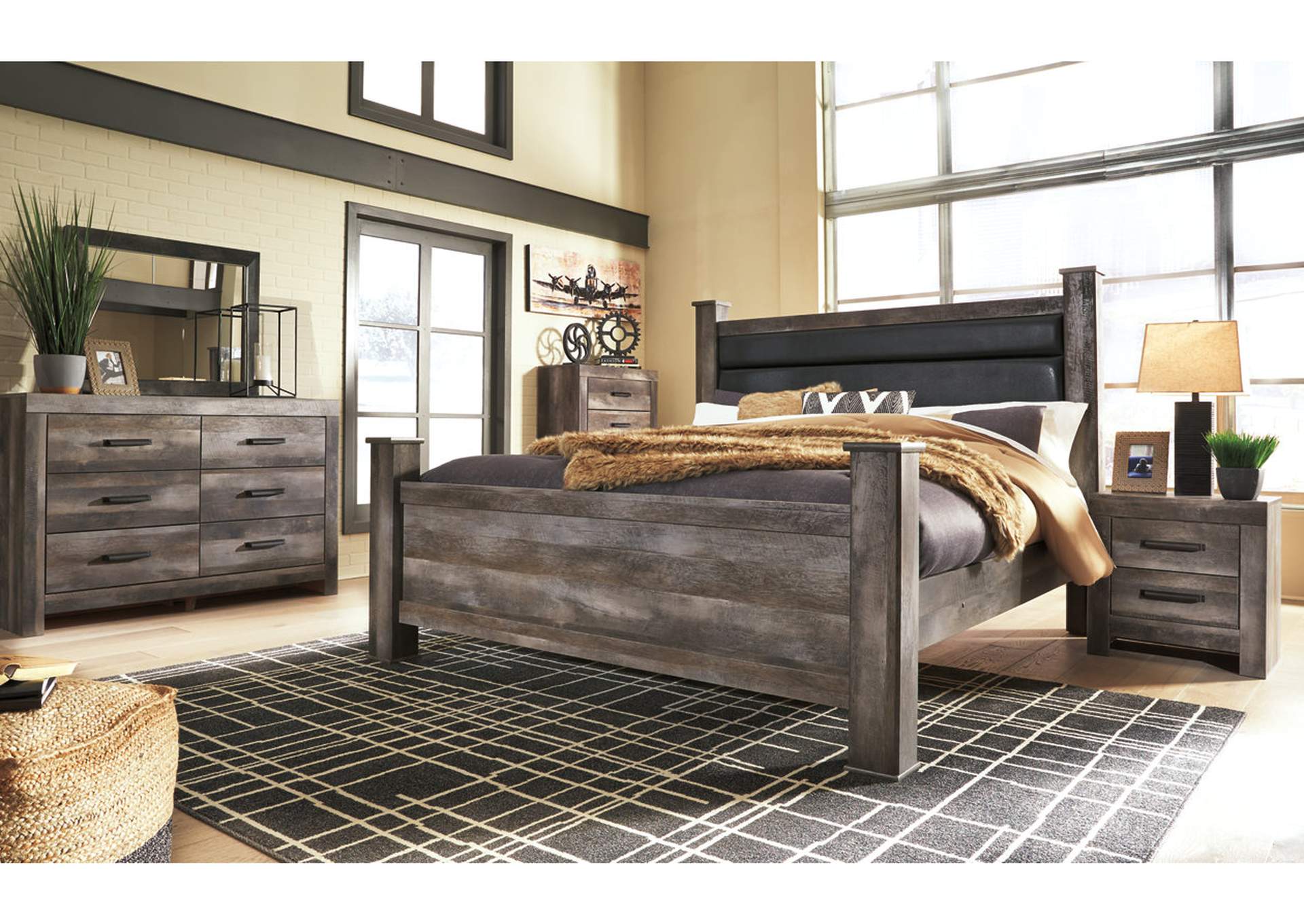 Wynnlow King Poster Bed,Signature Design By Ashley