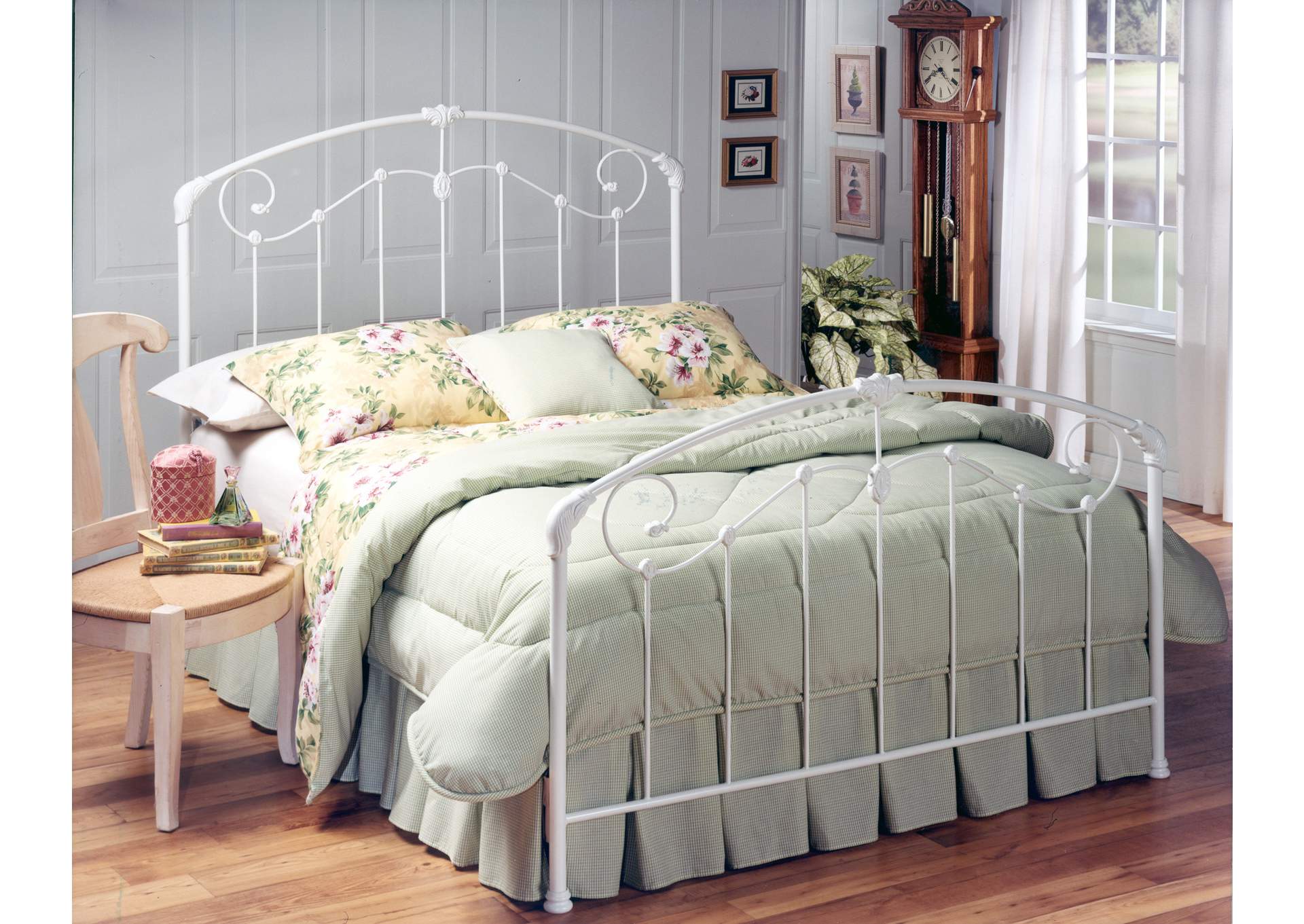 Maddie Queen Bed w/Rails,Hillsdale