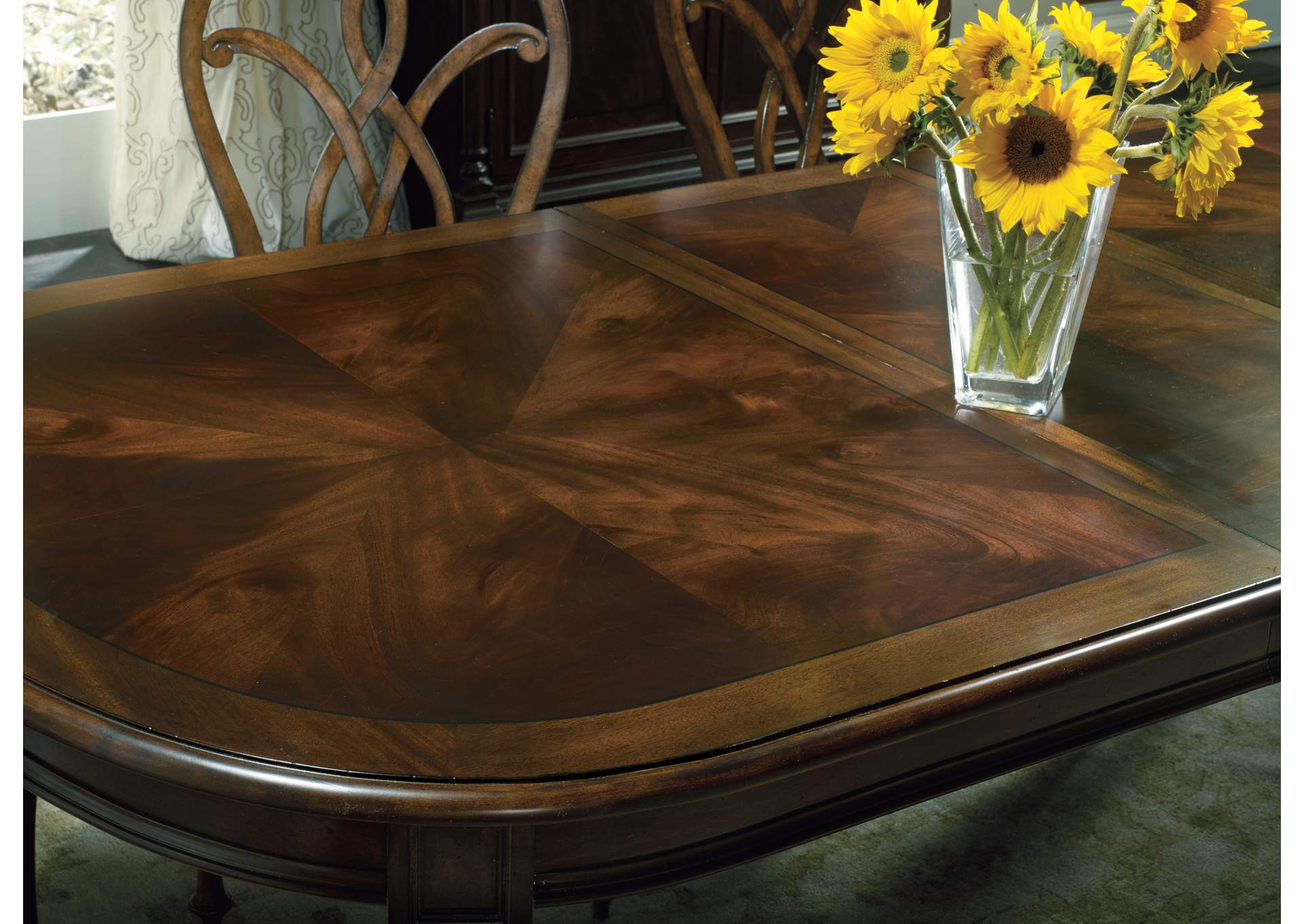 Leesburg Leg Table With Two 18'' Leaves,Hooker Furniture