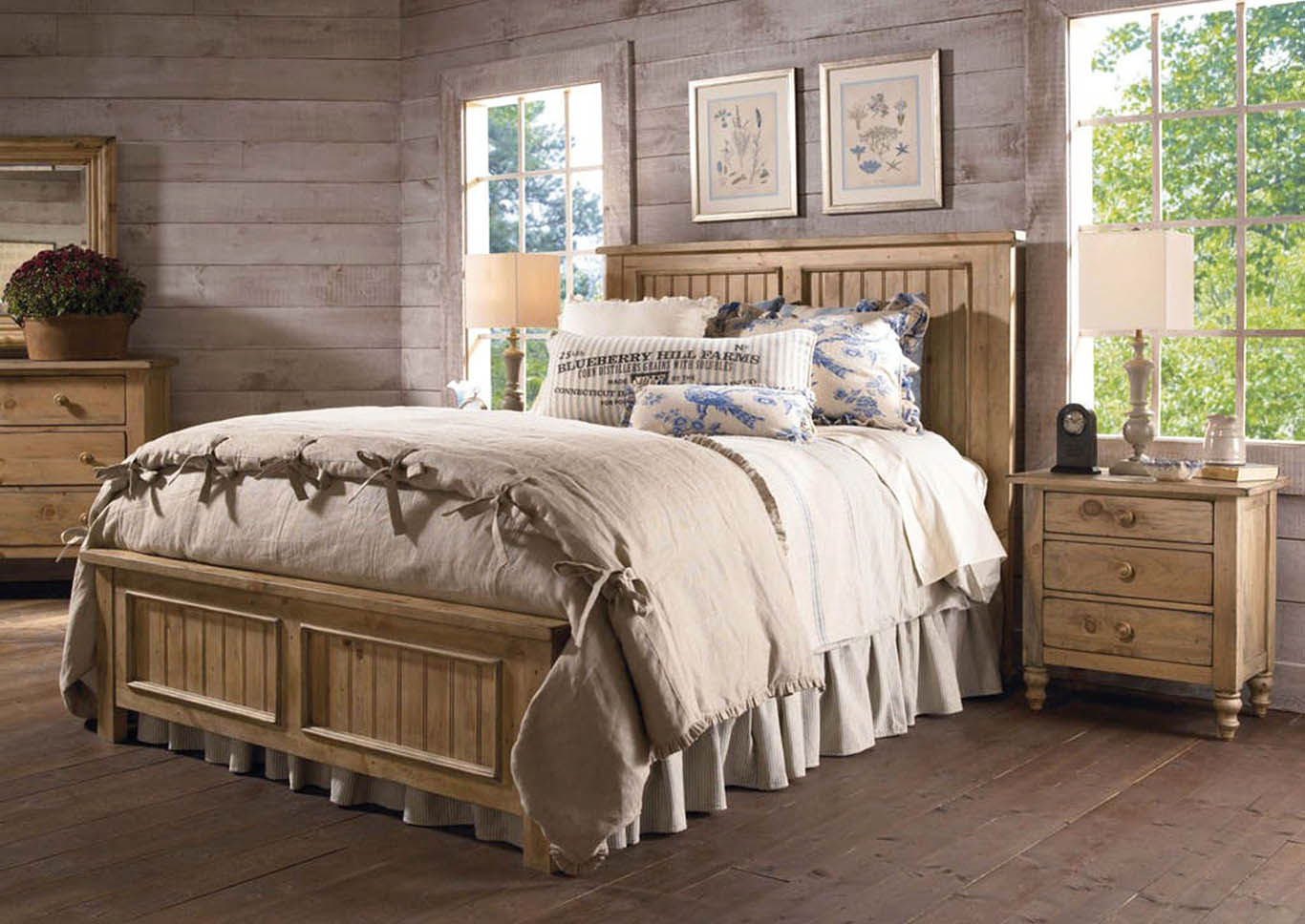 Homecoming Pine Queen Panel Bed,Kincaid