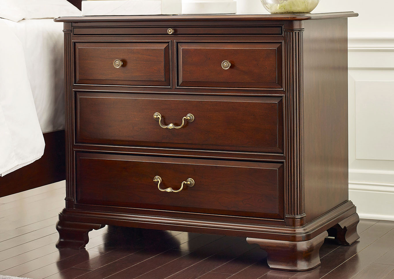 Hadleigh Classic Cherry Bachelors Chest,Kincaid