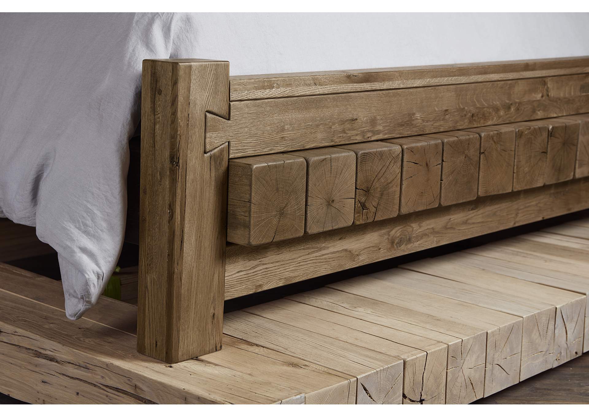 752 - Dovetail-Natural King Poster Bed With 6X6 Fb,Vaughan-Bassett